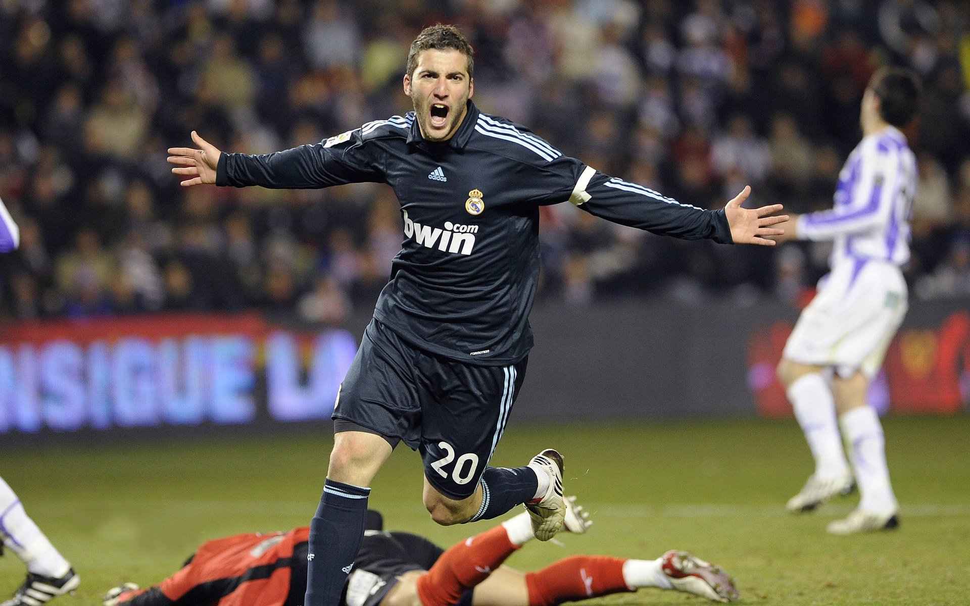 KAIYUN-字母哥意外战胜独行侠，领先优势明显引爆全场！比赛高潮迭起(壮志凌云2独行侠台词)